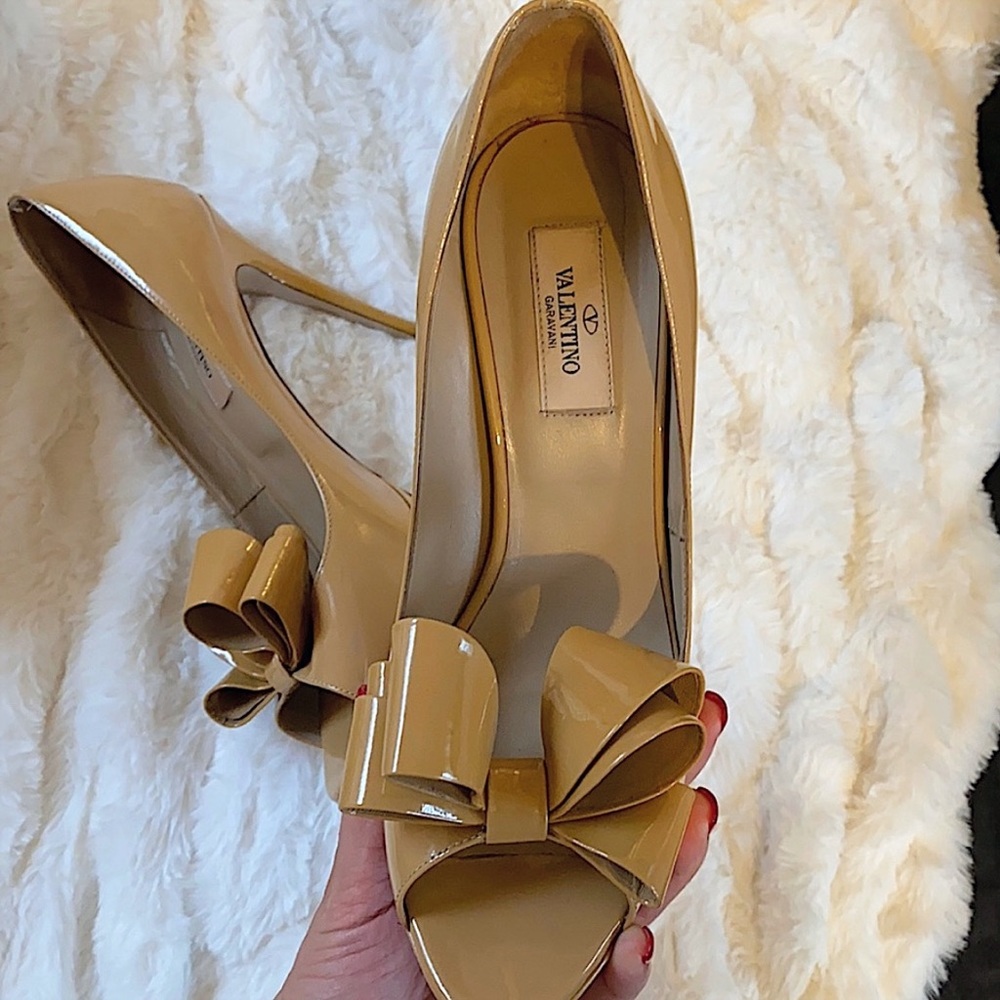 Valentino Garavani | Nude Patent Bow Peep Toe Platform Pumps 👠🔥✨
